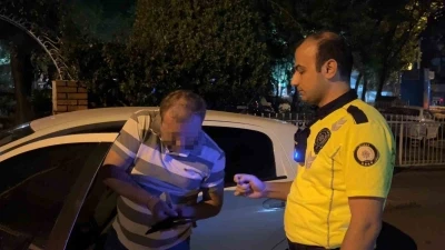 Alkol denetimini g&ouml;r&uuml;nce aracı park etti, "Sigara almaya geldim" dedi
