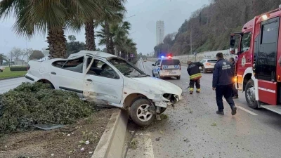 Alkolden işlem yapılan s&uuml;r&uuml;c&uuml; yeniden direksiyona ge&ccedil;ip kaza yaptı: 4 yaralı
