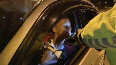 Alkoll&uuml; &ccedil;evirmeye girdi, ehliyeti gitmesin diye uzun s&uuml;re dil d&ouml;kt&uuml;
