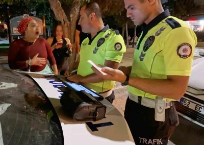 Alkollü kadın sürücü, kendini uyaran sürücüyü &quot;Maganda&quot; diye polise şikayet etti
