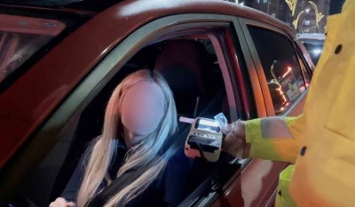 Alkoll&uuml; kadın s&uuml;r&uuml;c&uuml;n&uuml;n ehliyetine el konuldu
