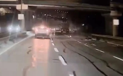 Alkoll&uuml; kamyon s&uuml;r&uuml;c&uuml;n&uuml;n kuryenin &ouml;l&uuml;m&uuml;ne neden olduğu o anlar kamerada
