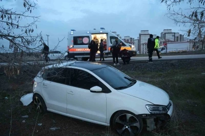 Alkoll&uuml; s&uuml;r&uuml; kaza yaptı, yakınları gazetecileri tehdit etti
