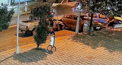 Alkollü sürücü 4 araca çarparak durabildi: Köpeği can havliyle camdan fırladı
