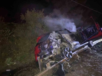 Alkoll&uuml; s&uuml;r&uuml;c&uuml; bariyerlere &ccedil;arptı, ara&ccedil; alev aldı
