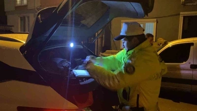 Alkoll&uuml; s&uuml;r&uuml;c&uuml; &rsquo;dur&rsquo; ikazına uymadı, &ccedil;ıkmaz sokakta yakalandı
