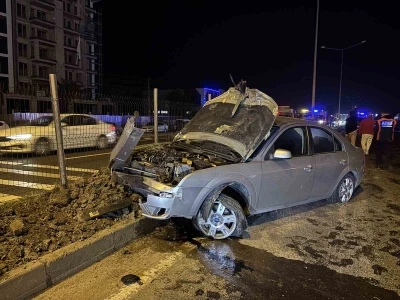 Alkollü sürücü elektrik direğine çarptı: 1 yaralı

