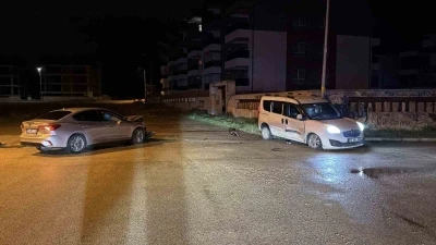 Alkoll&uuml; s&uuml;r&uuml;c&uuml; ile 15 yaşındaki &ccedil;ocuğun kullandığı ara&ccedil; &ccedil;arpıştı: 1 yaralı
