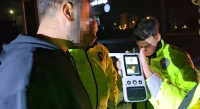 Alkoll&uuml; s&uuml;r&uuml;c&uuml; kaza yaptı, yaralanan eşini su&ccedil;ladı: "Eşimle kavga ettik, direksiyonu kırdı"
