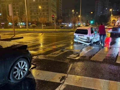 Alkoll&uuml; s&uuml;r&uuml;c&uuml; kırmızı ışıkta bekleyen otomobile &ccedil;arptı: 1 yaralı
