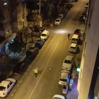 Alkoll&uuml; s&uuml;r&uuml;c&uuml; &ouml;nce ara&ccedil;la sonra koşarak ka&ccedil;tı: Polis havaya defalarca ateş a&ccedil;tı, yine durmadı

