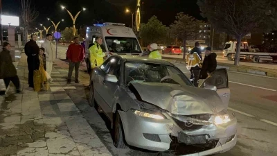 Alkoll&uuml; s&uuml;r&uuml;c&uuml; &ouml;n&uuml;ndeki araca &ccedil;arptı: 6 yaralı
