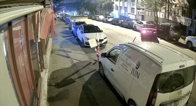 Alkoll&uuml; s&uuml;r&uuml;c&uuml; park halindeki 5 araca &ccedil;arpıp ka&ccedil;tı
