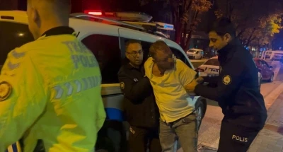 Alkollü sürücü patlak lastikle kaçtı, polisi peşinde pervane etti: &quot;Lahmacunu 80 liraya satıyorum&quot;
