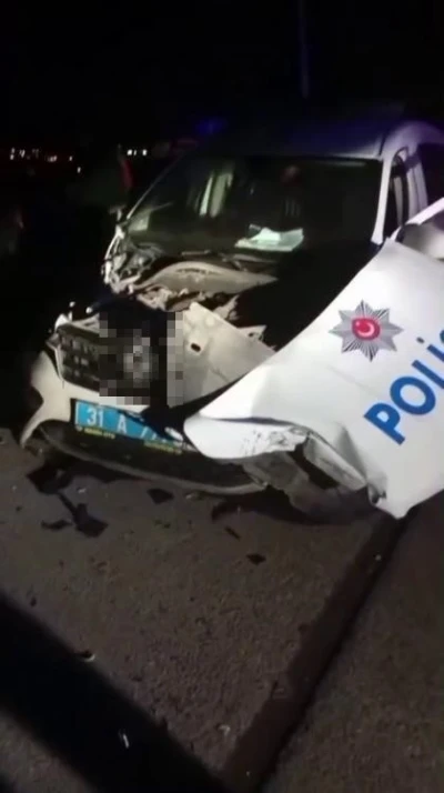 Alkoll&uuml; s&uuml;r&uuml;c&uuml; polis aracına &ccedil;arptı: 2 polis yaralı
