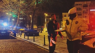 Alkoll&uuml; s&uuml;r&uuml;c&uuml; polise dakikalarca dil d&ouml;kt&uuml;: "Ben polis olacak adamım, boyum da uzun"
