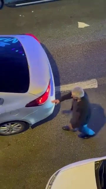 Alkollü sürücü tek şeritli yolda trafiği kesti, trafik polisi gibi davranıp devam etti
