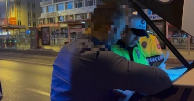 Alkollü sürücü ters yönden ilerleyerek, servis aracına çarptı
