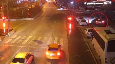 Alkoll&uuml; s&uuml;r&uuml;c&uuml; trafiği alt&uuml;st etti, g&ouml;zaltına alınırken de 3 polisi yaraladı
