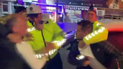Alkollü sürücü ve yakınları polise yumrukla saldırdı: O anlar kamerada
