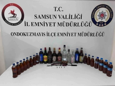 Alkoll&uuml; s&uuml;r&uuml;c&uuml;n&uuml;n aracından sahte i&ccedil;ki &ccedil;ıktı

