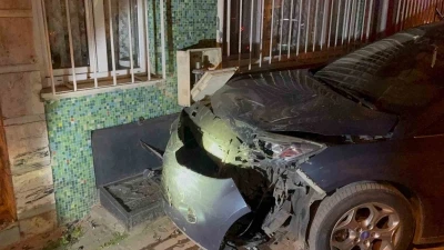 Alkoll&uuml; s&uuml;r&uuml;c&uuml;n&uuml;n &ccedil;arptığı ara&ccedil; doğalgaz kutusunu patlattı: Mahalleli sokağa d&ouml;k&uuml;ld&uuml;
