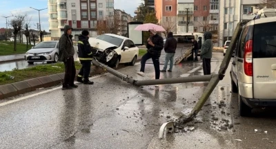 Alkoll&uuml; s&uuml;r&uuml;c&uuml;n&uuml;n &ccedil;arptığı direk başka bir aracın &uuml;zerine devrildi

