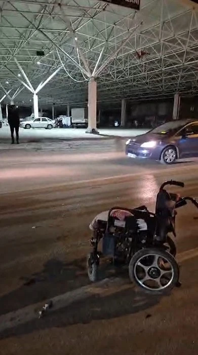 Alkoll&uuml; s&uuml;r&uuml;c&uuml;n&uuml;n &ccedil;arptığı engelli adam yaralandı
