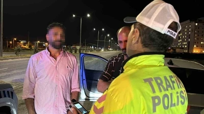 Alkoll&uuml; s&uuml;r&uuml;c&uuml;n&uuml;n ehliyetine el konulup, 25 bin lira ceza kesildi
