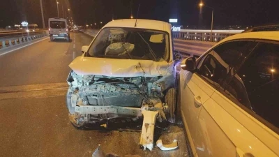 Alkoll&uuml; s&uuml;r&uuml;c&uuml;n&uuml;n kullandığı ara&ccedil; &ouml;n&uuml;ndeki araca arkadan &ccedil;arptı: 3 yaralı
