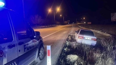 Alkoll&uuml; s&uuml;r&uuml;c&uuml;n&uuml;n kullandığı ara&ccedil; uygulama noktasından ka&ccedil;maya &ccedil;alışırken şarampole d&uuml;şt&uuml;
