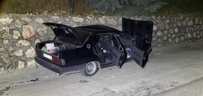 Alkoll&uuml; s&uuml;r&uuml;c&uuml;n&uuml;n kullandığı otomobil, İstinat duvarına &ccedil;arptı: 2 yaralı
