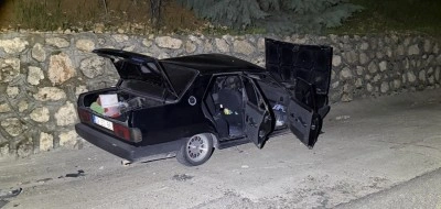 Alkoll&uuml; s&uuml;r&uuml;c&uuml;n&uuml;n kullandığı otomobil, İstinat duvarına &ccedil;arptı: 2 yaralı