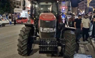 Alkollü traktör sürücüsü 3 araca çarparak durabildi: O anlar kamerada
