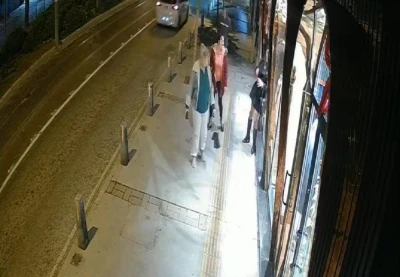 Alkoll&uuml; travesti, başıyla vurduğu iş yeri vitrin camını kırdı
