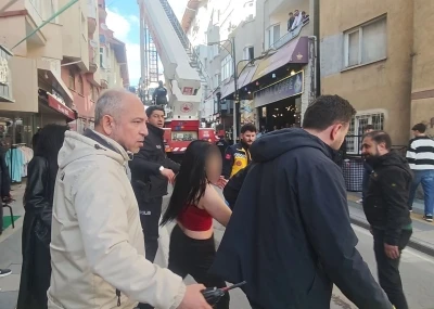 Alkol&uuml;n etkisindeki kadın polise zor anlar yaşattı

