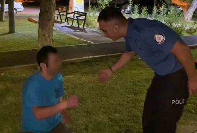 Alkolün etkisiyle parkta sızdı, kendisini uyandıran polise &quot;Türk polisi şerefimizdir, elini öpebilir miyim&quot; dedi
