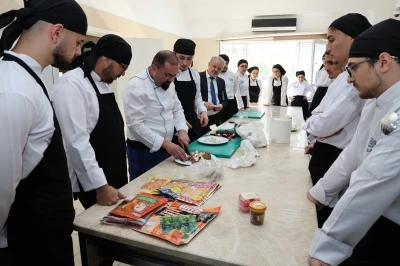 ALK&Uuml;&rsquo;l&uuml; &ouml;ğrenciler Uzak Doğu mutfağını uzmanından &ouml;ğreniyor
