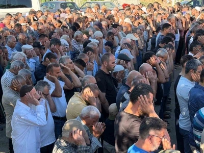 Almanya&rsquo;dan memleketlerine giderken kazada &ouml;len 3 kişi son yolculuğuna uğurlandı
