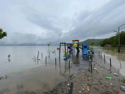 Almus Barajı&rsquo;nın taşmasıyla il&ccedil;enin simgesi sular altında kalmıştı: 3 g&uuml;nl&uuml;k değişim suyun y&uuml;kselişini g&ouml;zler &ouml;n&uuml;ne serdi
