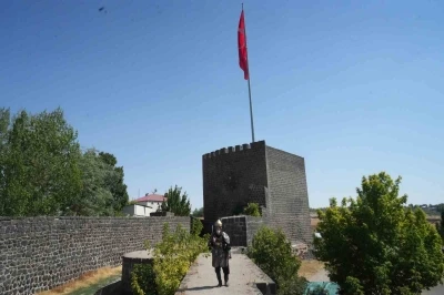 Alparslan kıyafeti ile Malazgirt’i gezen Hasan Keskin, &quot;Malazgirtli çocuklar bana Alparslan dede diye sesleniyor&quot;
