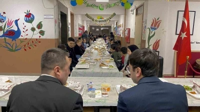 Alpu Kaymakamı Timur, ortaokul &ouml;ğrencileriyle iftar yaptı
