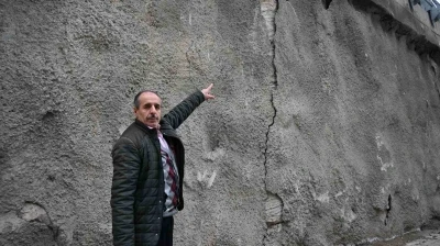 Alt ge&ccedil;idin beton bloklarındaki ayrılmalar tehlike oluşturuyor
