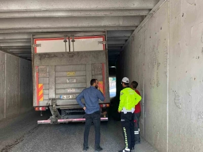 Alt geçitte sıkışan kamyonun yardımına ekipler yetişti
