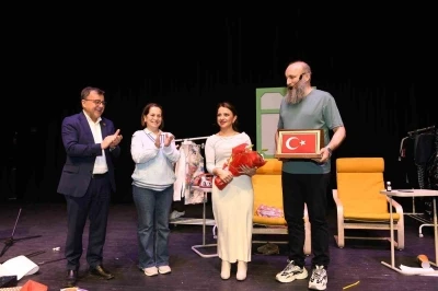 Altıeyl&uuml;l&rsquo;de tiyatro dolu gece
