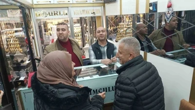 Altın fiyatları d&uuml;şt&uuml;, vatandaş kuyumculara akın etti
