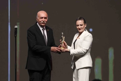 Altın Portakal’da &quot;Onur, Emek, Başarı&quot; ödülleri sahiplerini buldu
