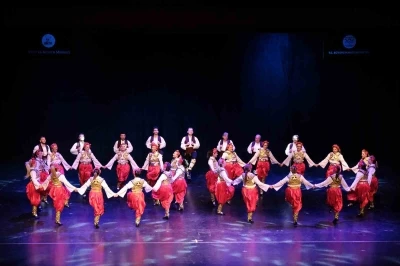 Altınk&ouml;pr&uuml; Halk Dansları Topluluğu k&uuml;lt&uuml;rel bir ş&ouml;lene imza attı
