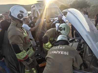 Altın&ouml;z&uuml;&rsquo;nde trafik kazasında 6 kişi yaralandı
