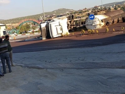Altınözü’nde zeytin posası yüklü tanker devrildi
